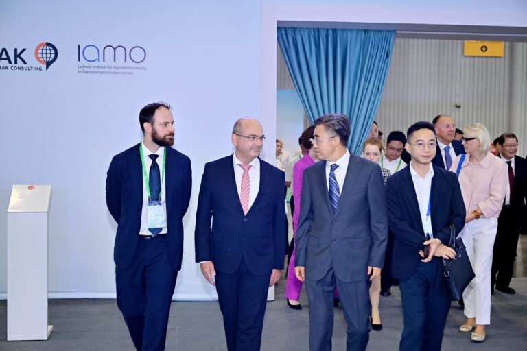 Mr. Schick and Mr. Tao (middle) jointly opening the 11th SGAW