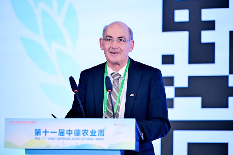DCZ Managing Director Juergen Ritter moderating a thematic session