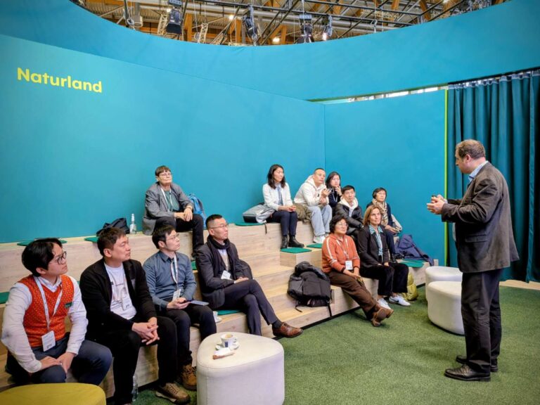 Marco Schlüter from Naturland introduces the association’s governance model