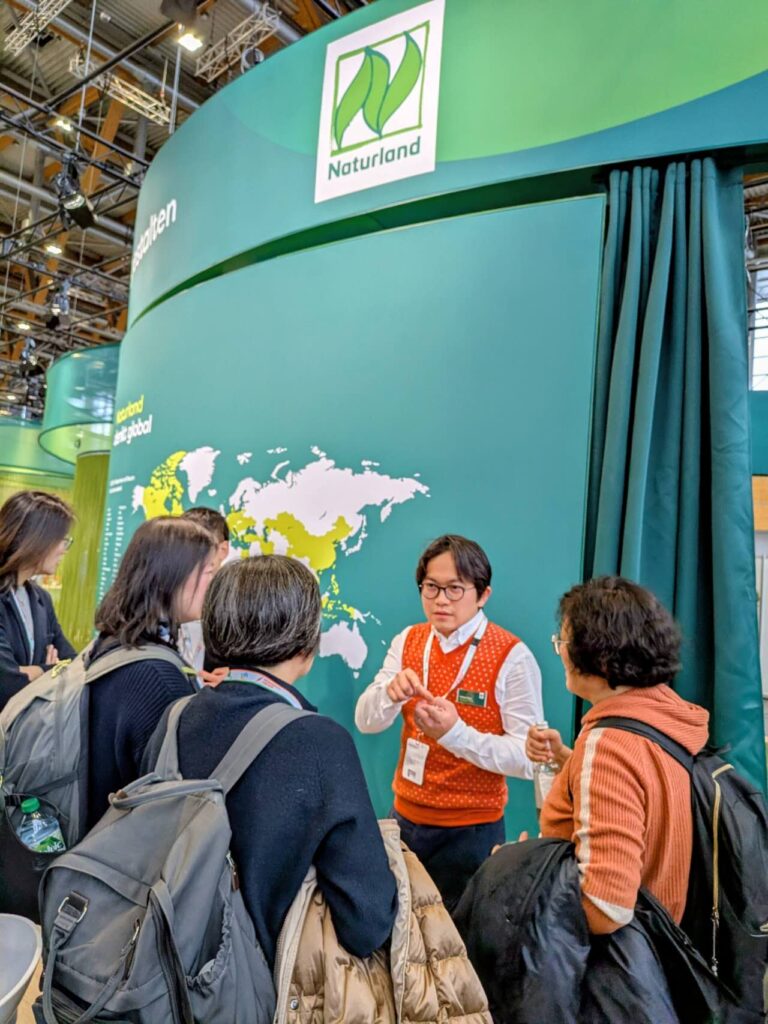 CHEN Te-Chun from Naturland discusses with Chinese delegates