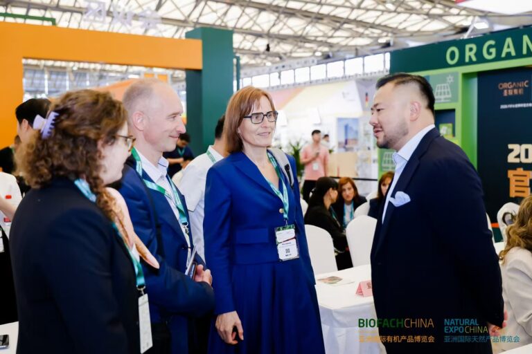 German delegates Christian Novak (LfL) and Sabrina Landmann (GFA) in conversation with Rita Merkle (DCZ) and Darren Guo (Messe Nuernberg China)