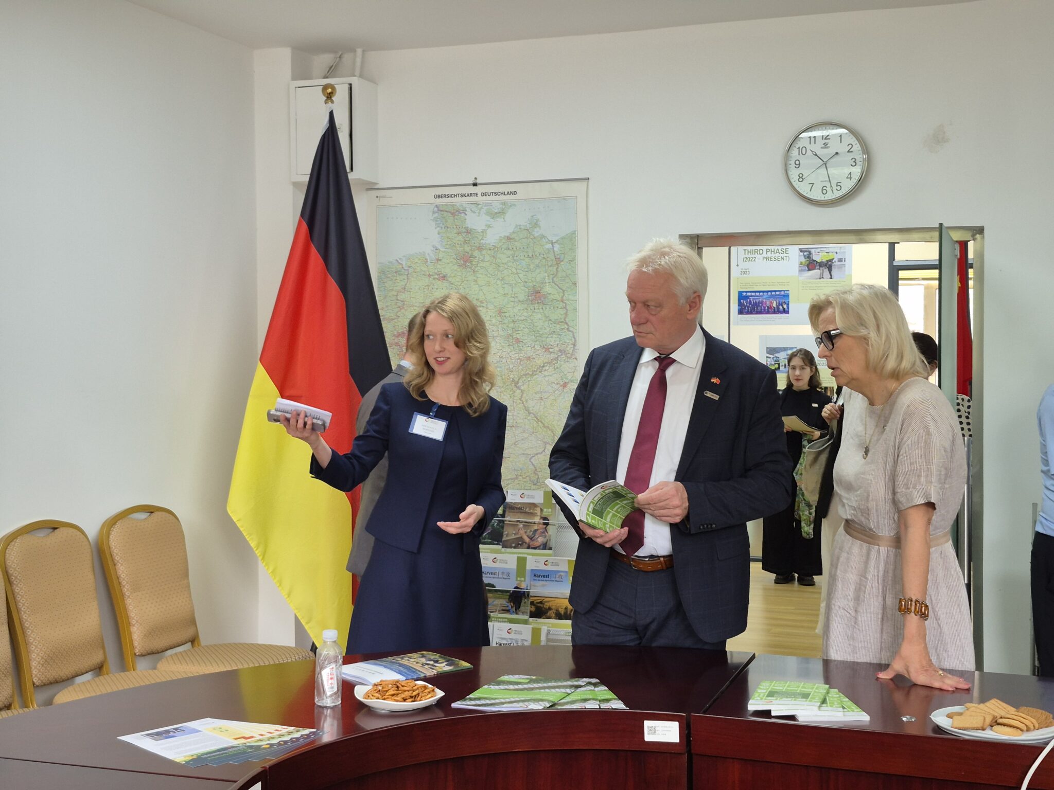 Michaela Boehme introduces the DCZ to Minister Rainer and Director for International Relations Antje Frehse