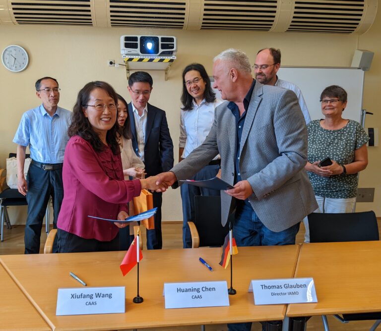 WANG Xiufang (CAAS) and Thomas Glauben (IAMO) at the MoU signing ceremongy