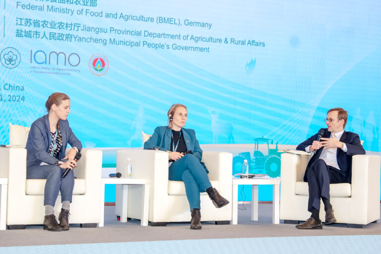 Panelists Sebastian von Keyserlingk and Andrea Krähmer with moderator Lena Kuhn (right to left)