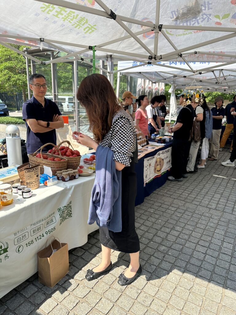 An organic farmers' market connects producers and consumers