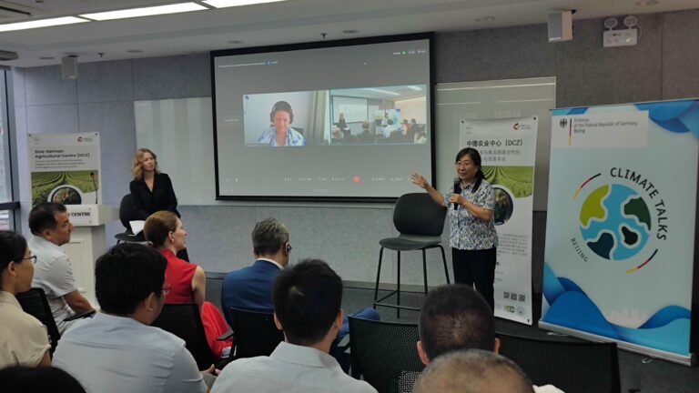 Keynote speakers Prof. Amon and Prof. Dong during the Q&A